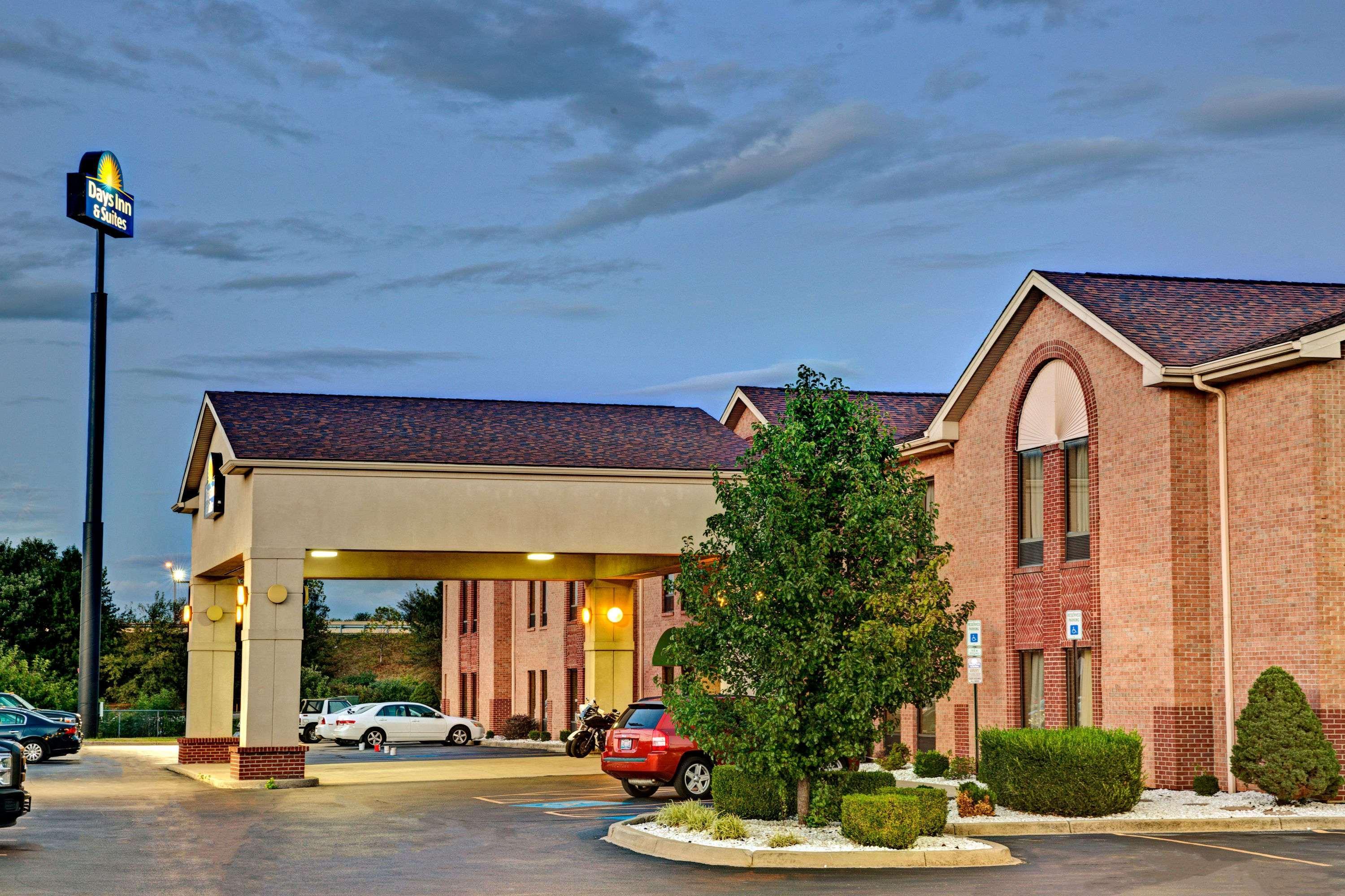 Days Inn & Suites By Wyndham Louisville Sw Exterior photo
